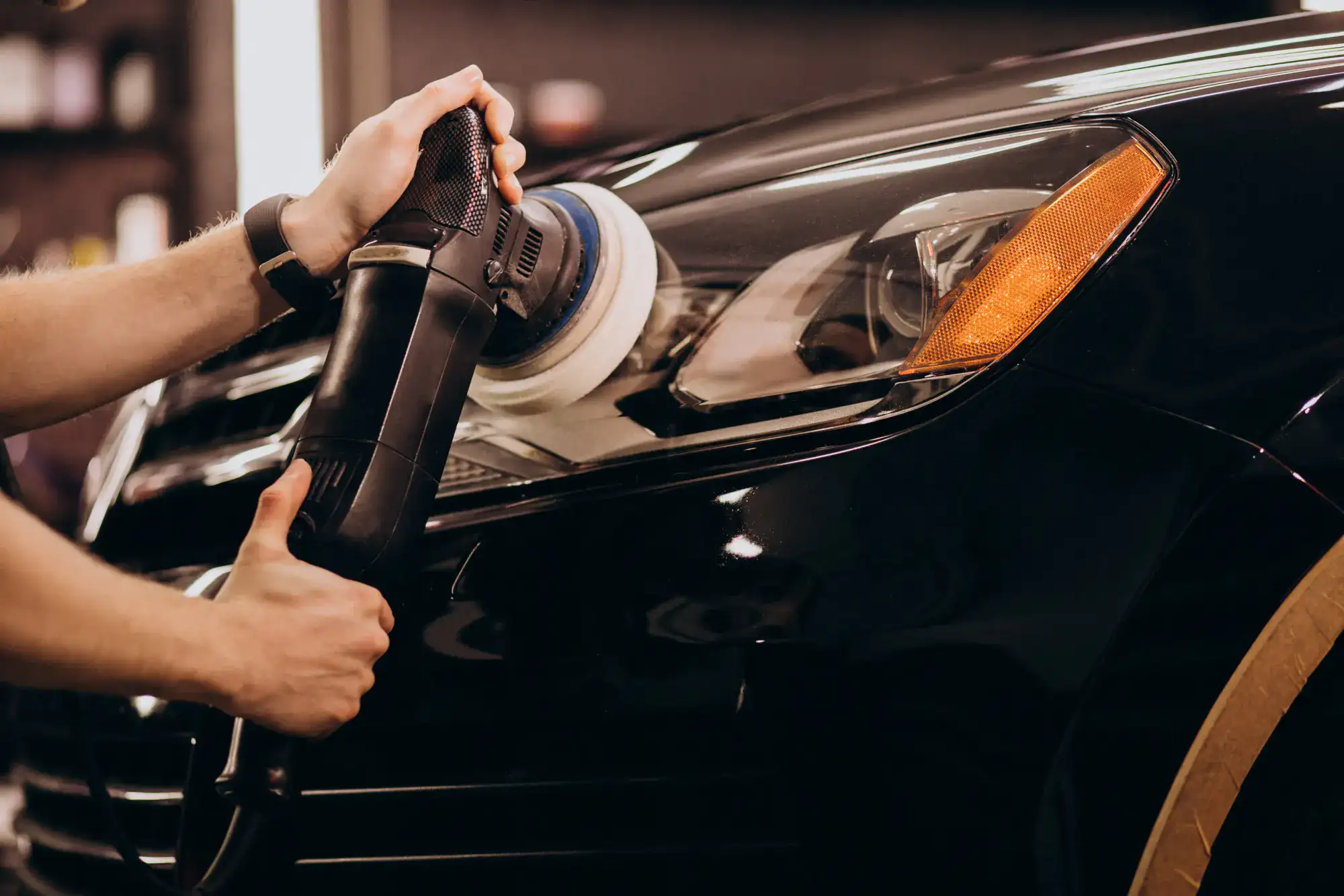 Premium-Fahrzeugdetailing unter kontrolliertem Licht