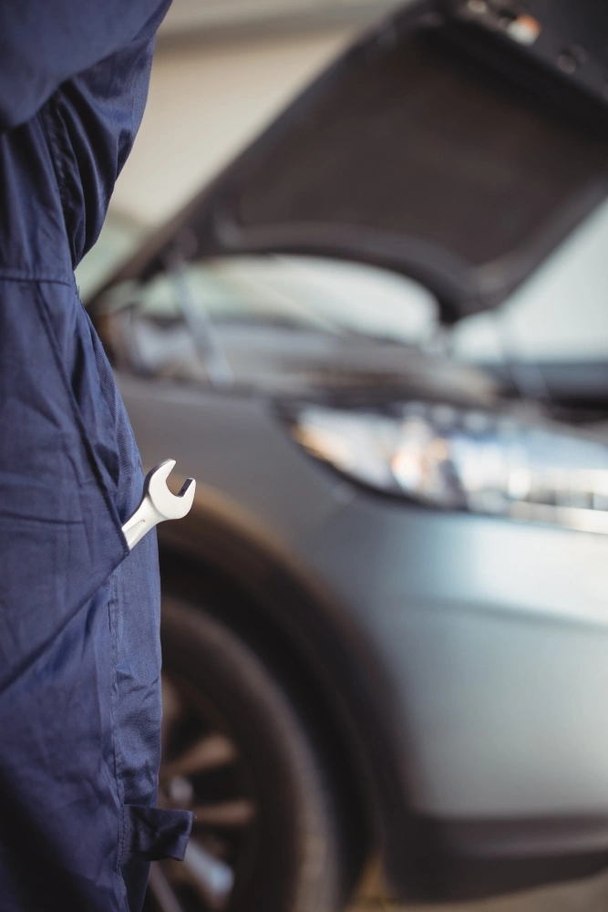 Detailer prüft Fahrzeuglack mit Inspektionslicht