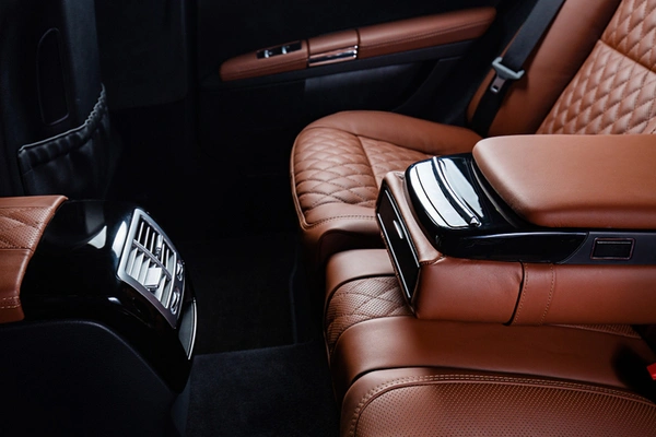 Premium-Fahrzeuginnenraum mit Leder und Alcantara